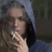 煙草を吸う女性